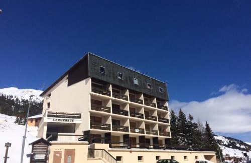Montgenevre Apartment | Superbe appartement rénové - 4 pers - Terrasse plein sud - Garage privé - Proche pistes et commodités - FR-1-445-46