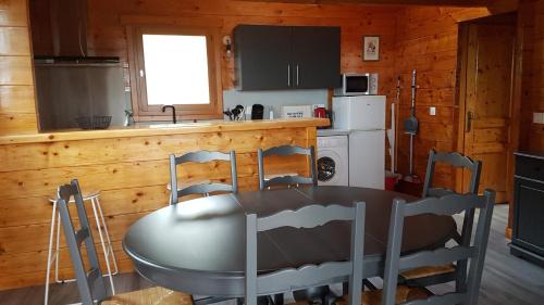 Saint-Germain-de-Tallevende-la-Lande-Vaumont House | SUPERBE CHALET AVEC PISCINE CHAUFFEE Juillet et Aout