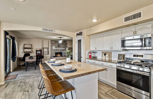 Biggs Field House | SUPERHOST-Huge Charming Farmhouse Style Home>Jacuzzi>Playground>Arcade>Billards