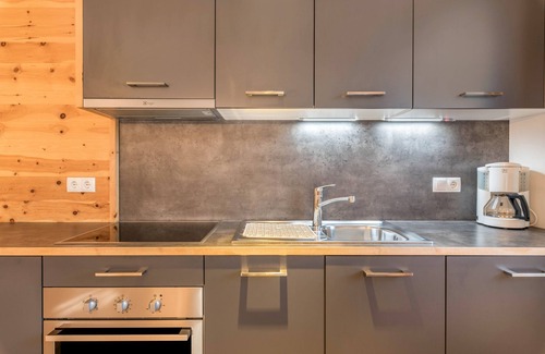 Gudon Apartment | Superior Holiday Apartment 'Marialisa Apt Rose' with Mountain View, Whirlpool & Wi-Fi