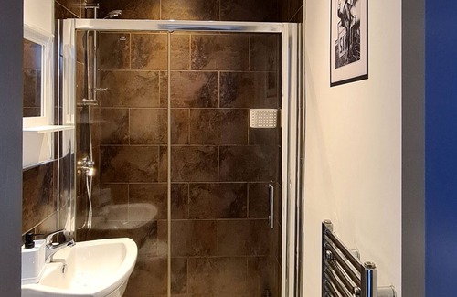 Burnley House | Superior Triple bedroom with Ensuite Church view