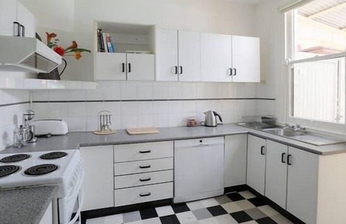 Coogee House | Surf house, barefoot to Coogee beach, Sydney, pets welcome