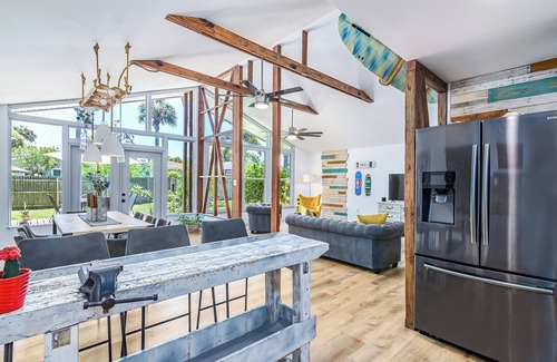 Cocoa Isles House | Surf House Cocoa Beach.Family-Friendly, Walk to Beach!