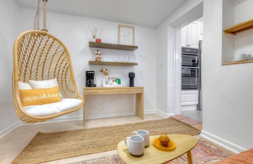 Jupiter House | Surf Shack! Pool table! Fire Pit! 10 min to beach!