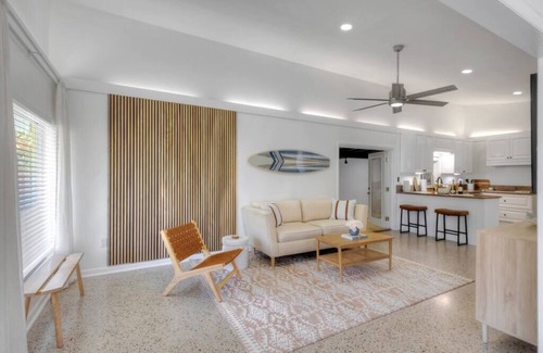 Jupiter House | Surf Shack! Pool table! Fire Pit! 10 min to beach!