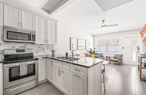 Orlando Beach Condo | Surfer's Paradise Riverfront Villa W/Private beach access, Fire Pit, & BBQ Grills 🌴☀️