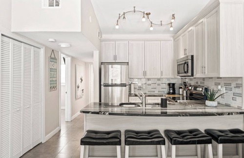 Orlando Beach Condo | Surfer's Paradise Riverfront Villa W/Private beach access, Fire Pit, & BBQ Grills 🌴☀️