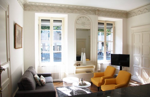 Bagneres-de-Luchon Apartment | Surprising apt T2 42m²/4 pers/1 ch/equipped kitchen/living room/HEATED POOL