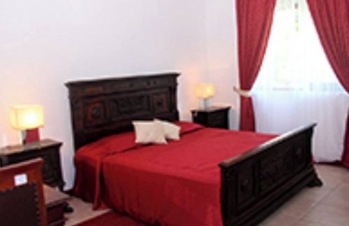 Elpitiya Bed & Breakfast | Surrounded by lush greenery, offers homely and comfortable accommodation.