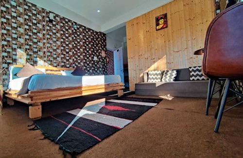 Matiana Cottage | Surrounded by Mountains Deluxe Room- King size bed