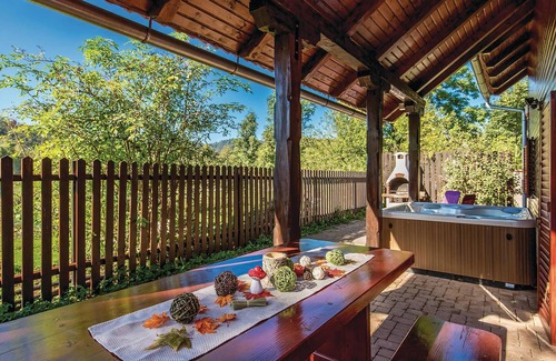 Fuzine House | Surrounded by nature, this friendly wooden house welcomes you in Belo Selo.