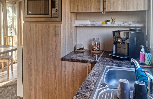 Lathum House | Surrounded by water, this cozy cottage welcomes you in a well-kept vacation complex.