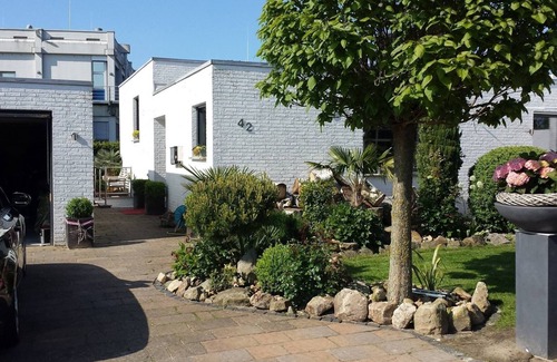 Burgsteinfurt House | Svens -Bungalow 140 sqmHoliday home up to 8 p/bungalow/palm garden and pool, 3DZ