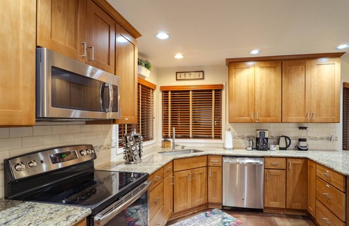 West Portland Park House | SW PORTLAND 5 BEDROOM MODERN HOME - KING BED - Close to PSU/OHSU/DOWNTOWN