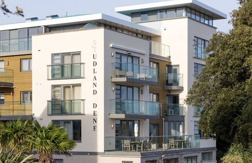 Westbourne Apartment | Swallows - an apartment that sleeps 2 guests in 1 bedroom