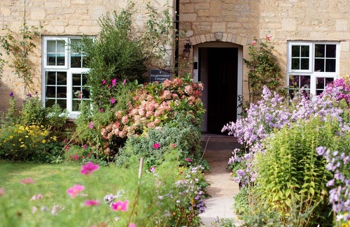 Broadway Cottage | Swallows Rest Cottage - sleeps 6 guests in 4 bedrooms