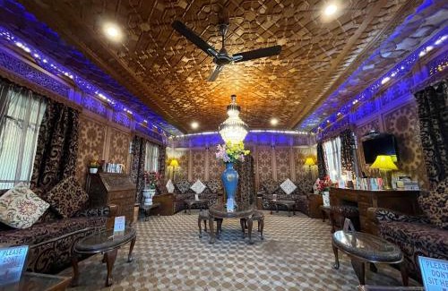 Srinagar Boat Rental | Swan Group of Houseboats, Golden Dal Lake