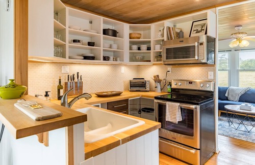 Oak Harbor Cottage | Swan Lake Cottage: 2 BR, 1 BA Cottage in Oak Harbor, Sleeps 5