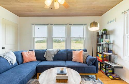 Oak Harbor House | Swan Lake Cottage by AvantStay Views Firepit