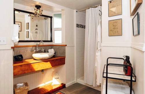 Historic Railroad District House | Swank Boutique Suites | King with Soaking Tub
