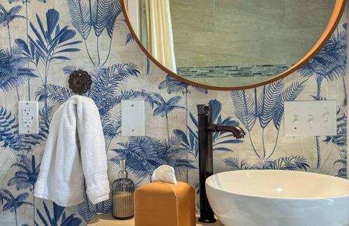 Historic Railroad District House | Swank Boutique Suites | King with Soaking Tub