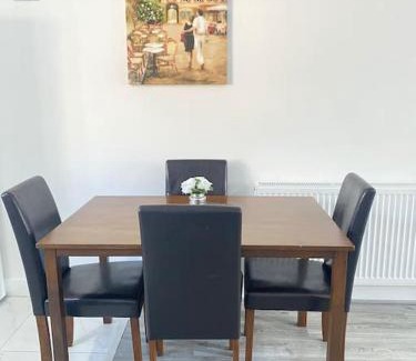 Walsall Apartment | Swanky 2-Bedroom Apt in Walsall/5mins from M6.