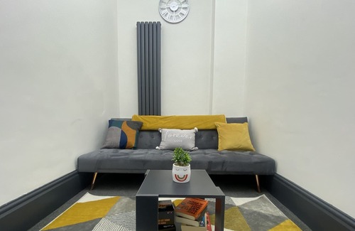 Moseley Apartment | ★Swanky 2-Bedroom Ensuite Apartment. WIFI 110MBPS★ Sleeps 4 ★