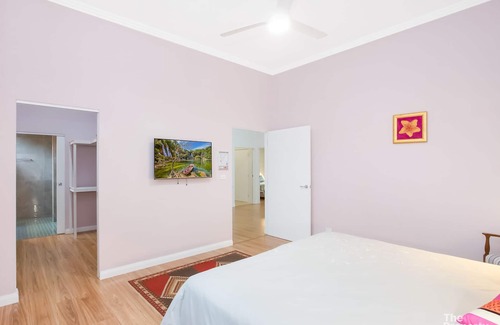 Mannering Park House | Swanky Suites - Hemp House, Shared Pool & Jetty