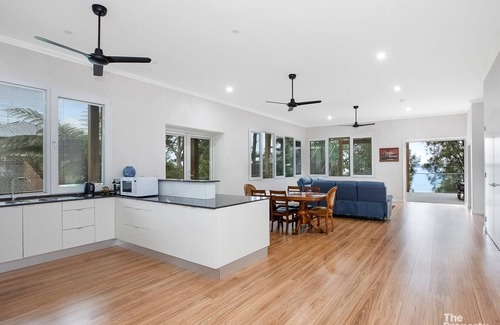 Mannering Park House | Swanky Suites - Hemp House, Shared Pool & Jetty