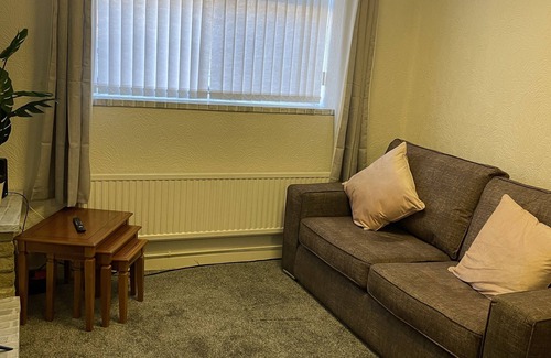St. Thomas House | Swansea cosy stay- 5 mins walk to city centre and 10mins to the beach