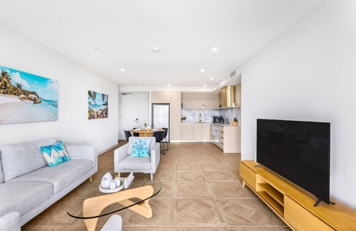 Southport Apartment | Sweeping Ocean view! Apt w/Capark & rooftop pool