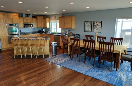 Bayshore House | Sweeping ocean views on two levels, spacious oceanfront house!