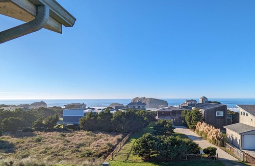 Bandon House | Sweeping Ocean Views, Steps to Beach
