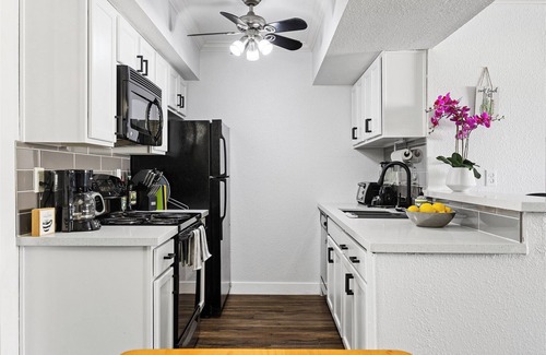 Paradise Valley Village Condo | Sweet 2nd Floor Condo in FANTASTIC location SUPER close to SOOOOO much!