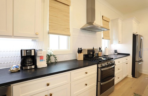 Oxford Cottage | Sweet Baby Magnolia at The Lamar.Charming Cottage By the Square near Campus!