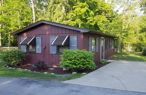 Monticello Cottage | Sweet Cottage in Private Family Resort with Beach, Pool and Lake Freeman Access