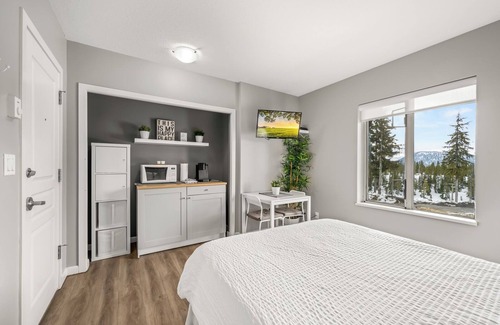 Quathiaski Cove Condo | Sweet Peaksn Prime location , True ski in ski out Bear Lodge