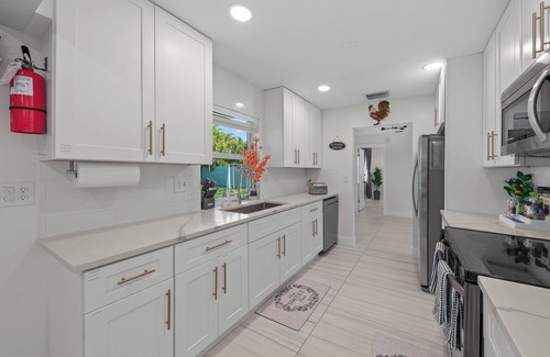 Riviera Beach House | Sweet Pink House, Near Airport/Peanut Island/Cacti Park and walk to Rapids Water Park