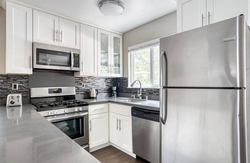 Central San Mateo Apartment | Sweet San Mateo 2BR w/Pool & W/D, easy access to 101, by Blueground