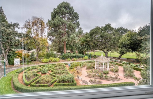 Central San Mateo Apartment | Sweet San Mateo 2BR w/Pool & W/D, easy access to 101, by Blueground