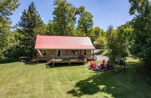 Unorganized Centre Parry Sound Cottage | Sweet Summer Retreat~private beach, hot tub, 3 brm
