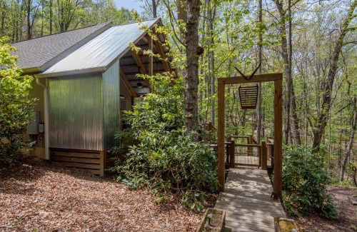 West Jefferson House | Sweetwater Cottage - Private Cottage Tucked in the Woods - WJ & Boone - River Access