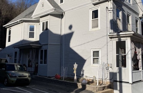 Ashfield Bed & Breakfast | SWICHBACK TRAIL SUITE AT TRAILS END B&B