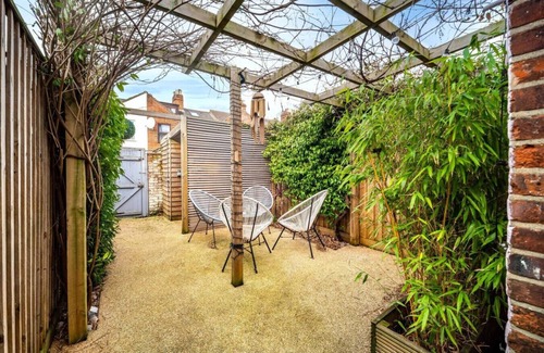 Norwich House | Swift Host | Stylish City Terrace | Parking