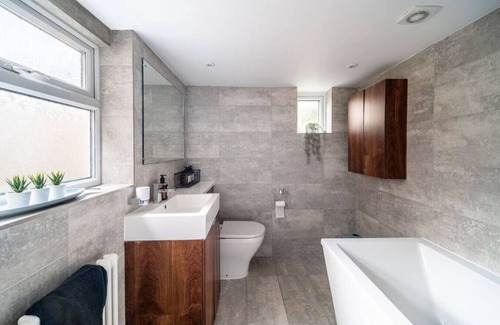Norwich House | Swift Host | Stylish City Terrace | Parking