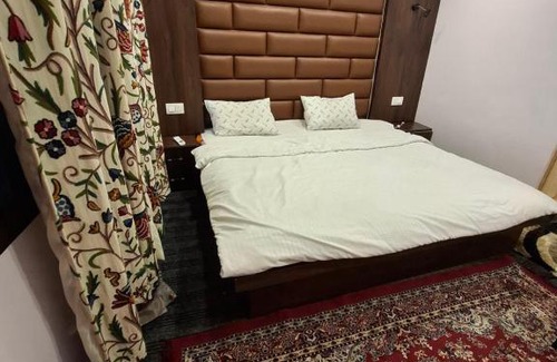 Nagin Bagh Hotel | Swift houseboats
