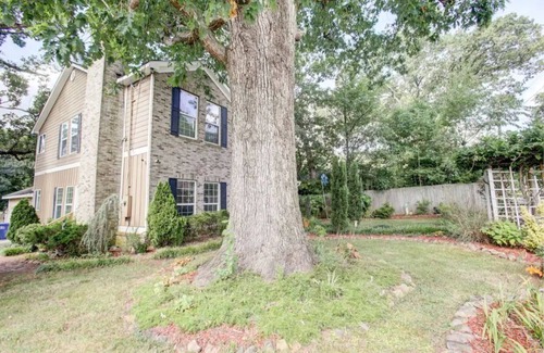 East Side House | Swim-Spa, 75" TV 4Movie Nights, Close2Downtown/Walk2 Restaurants/Shops, Sleeps16