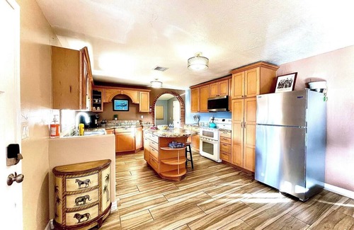 West Sedona Cottage | Swimming holes and trails walking distance!