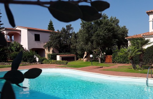 Monte Petrosu Apartment | swimming pool 2 terraces + garden on one level FREE WIFI, air conditioning, parking