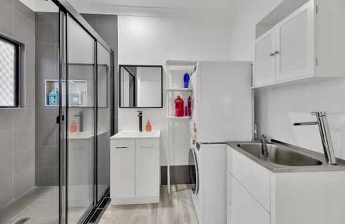 Bellbird Park House | Swimming pool and Basketball Court